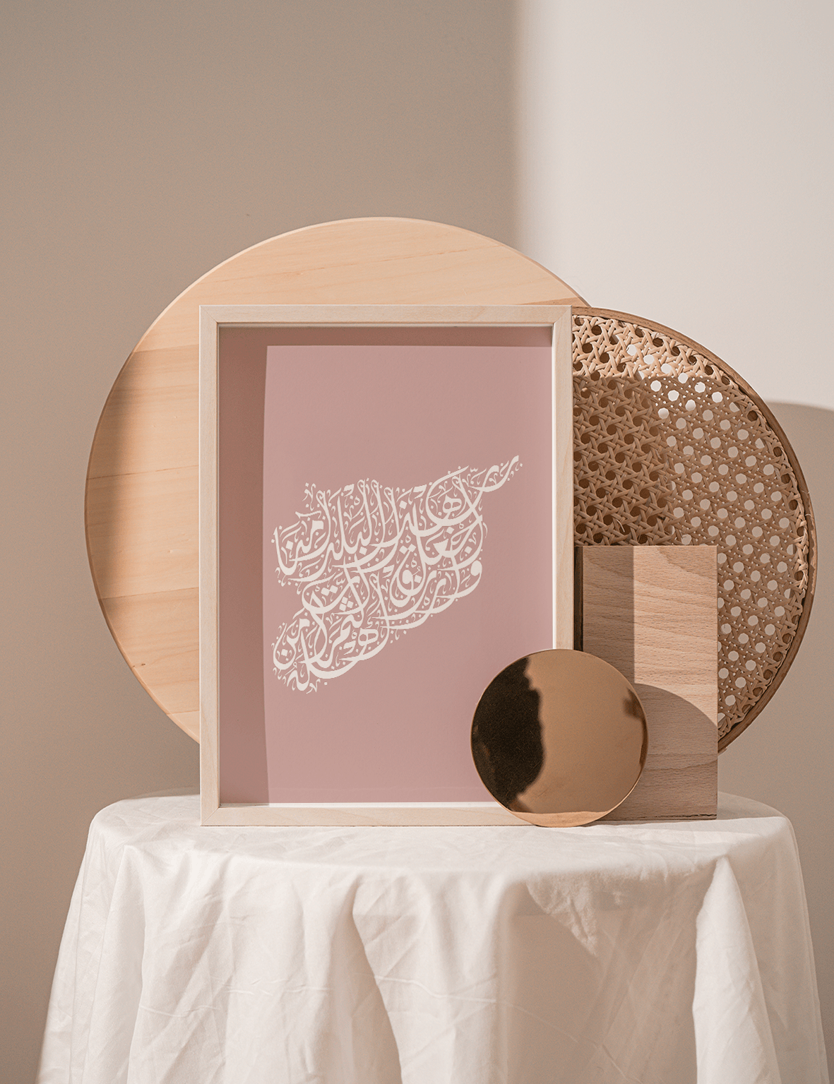Calligraphy Syria, Vertical, Pinki / White - Doenvang